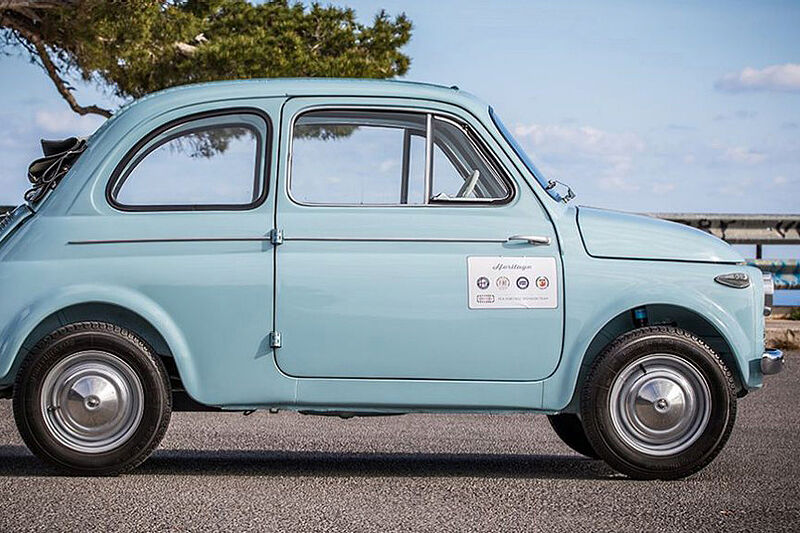 Ehrung für automobile Klassiker Fiat 500 und Fiat Panda – Ausstellung im Triennale Design Museum in Mailand